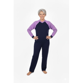 Grenouillere adulte molleton, tissu en coton, col V, bicolore marine mauve porté par mannequin femme