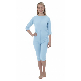 grenouillère adulte médicale ajustée bleue ciel, vue de face, jambes et manches courtes, fermeture dos