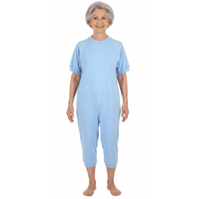 grenouillère adulte en coton Bleu ciel portée par un mannequin femme, jambes et manches courtes, grenouillère fermeture dos