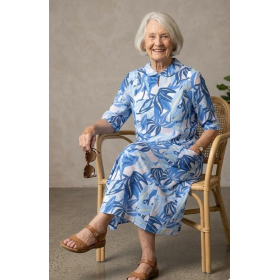 mise en situation robe médicalisée bleue, femme assise sur chaise en rotin