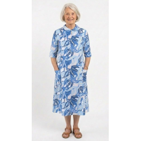 robe médicalisée bleue présentée sur un mannequin femme âgée de face