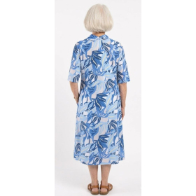 robe médicalisée bleue présentée sur un mannequin femme âgée vue de dos