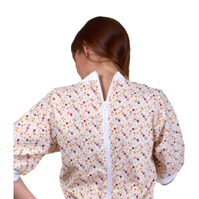 grenouillère adulte femme, jambes et manches courtes, vue de face, couleur motifs fleuris jaune et orange, ouverture dos