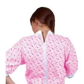 grenouillère adulte femme, jambes et manches courtes, vue de face, couleur motifs fleuris jaune et orange, fermeture éclair