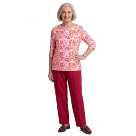 Grenouillère médicale de jour rouge rosé avec fermeture dos présentée sur mannequin femme âgé