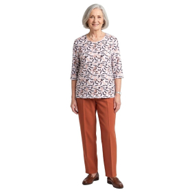 grenouillère de jour médicale présentée sur mannequin femme âgé. Haut motifs beige et noirs et bas uni orangé