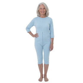 grenouillère adulte médicale ajustée bleue ciel, vue de face, jambes et manches courtes, fermeture dos