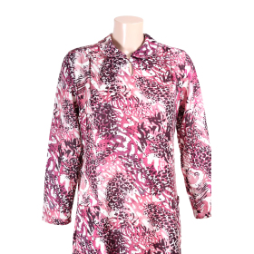 Robe médicalisée femme AMBRE – manches longues et imprimé rose et bordeaux