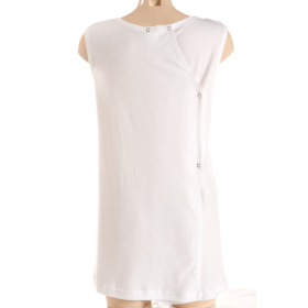 débardeur médicalisé femme à ouverture dos, blanc, vu de dos, boutons pression inox visibles